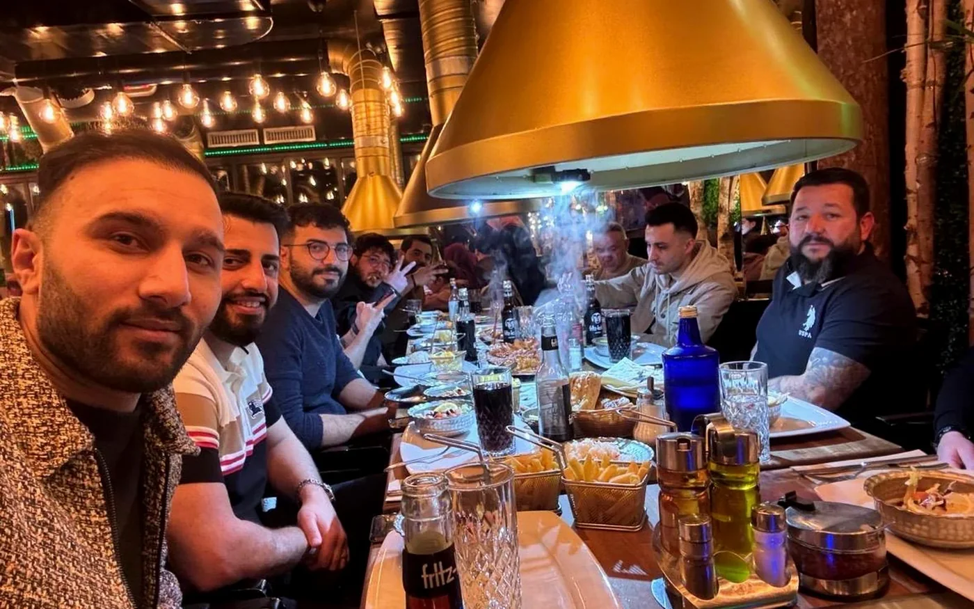 Gemeinsame Firmenfeier von Hugo Haustop mit mehreren Personen an einem langen Tisch.