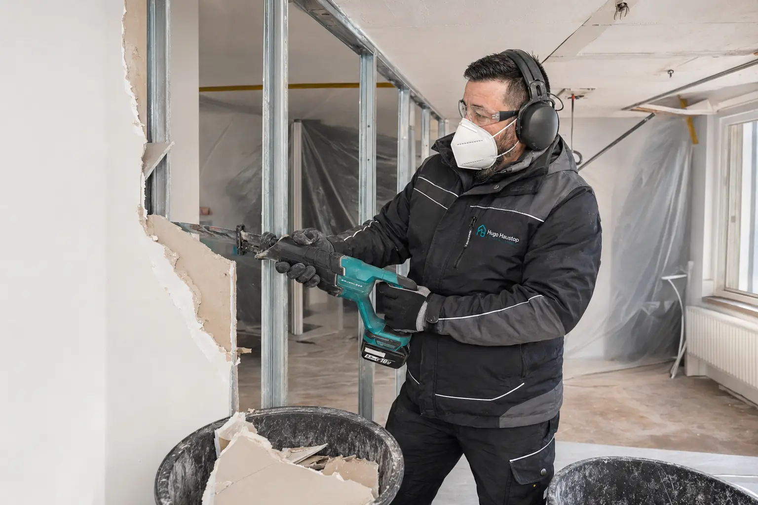 Handwerker beim Rückbau einer leichten Innenwand.