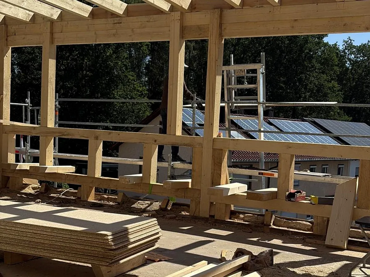 Holzrahmen und Sparren eines neuen Dachaufbaus.