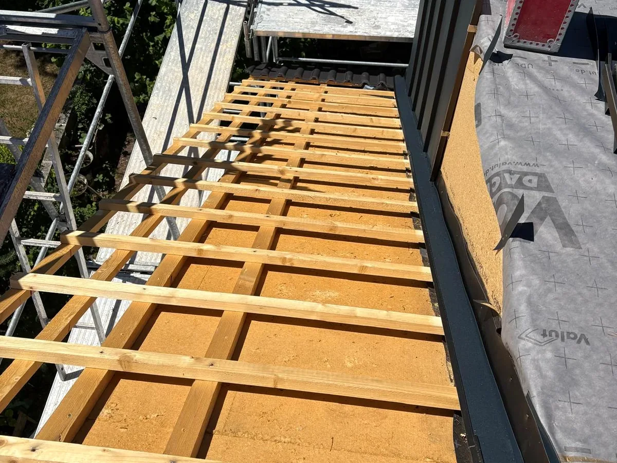 Unterkonstruktion eines Dachbereichs mit Holzlatten und Abdichtungsbahn.