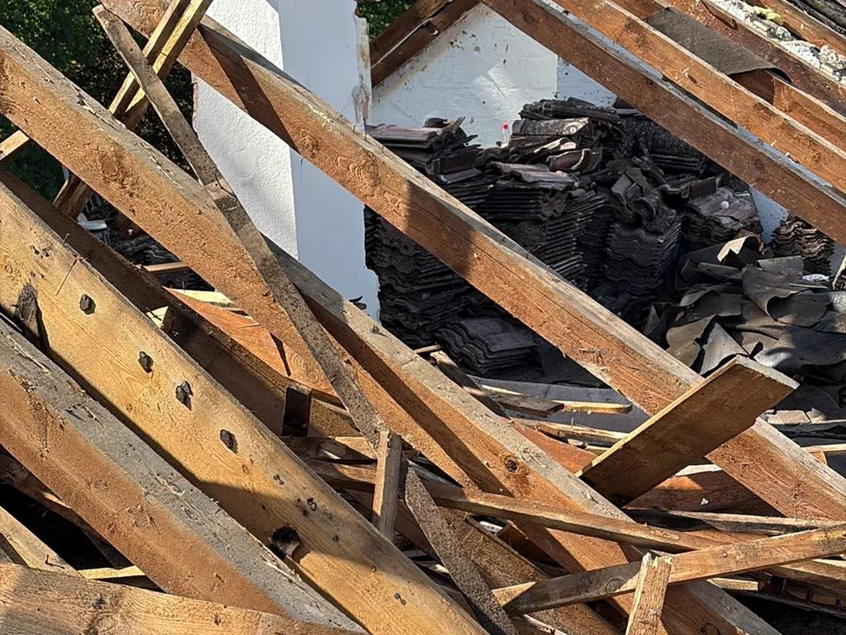 Rückbau einer alten Dachkonstruktion mit freigelegten Holzteilen.