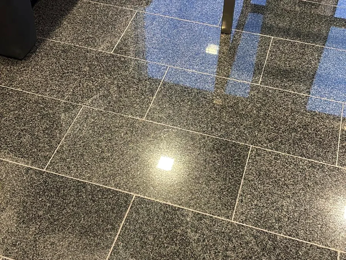 Nahaufnahme einer glänzenden, gereinigten Steinbodenfläche.